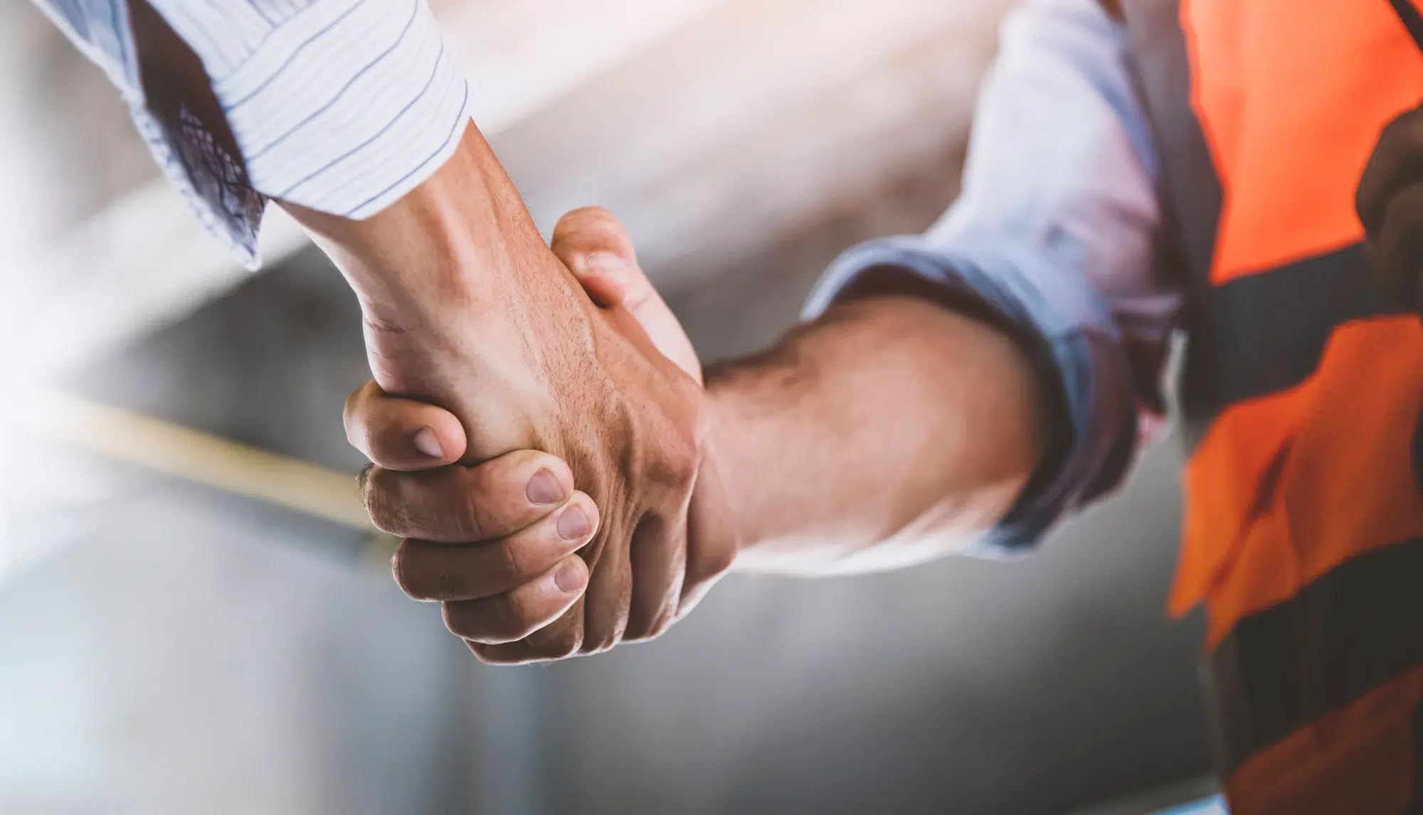 Ein Handschlag zweier Facharbeiter. Arbeiten Sie mit den Profis von Exploserv zusammen!